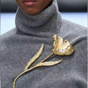 Luxurious Gold Floral Brooch